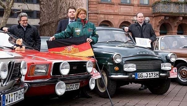 Einige der Teilnehmer der AvD-Histo-Monte kurz vor dem Start. Foto: Auto-Reporter/AvD